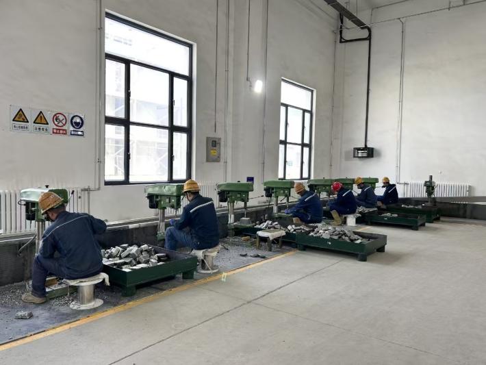 金屬車(chē)間包裝工人正在進(jìn)行金屬鉆修