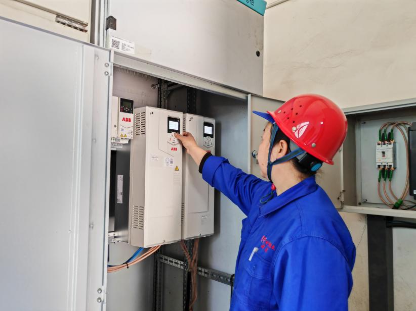 動(dòng)力車(chē)間化水崗位人員正在調整設備參數