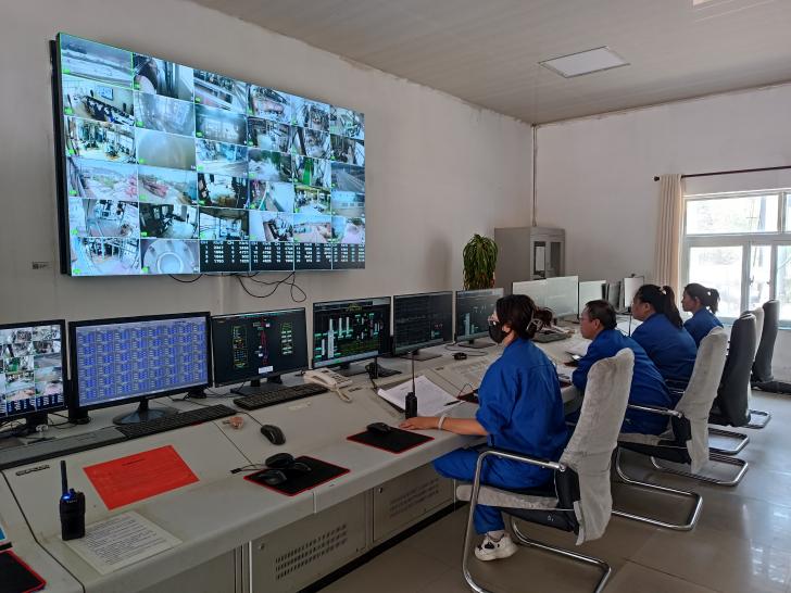 燒堿廠(chǎng)DCS崗位人員正在調節工藝參數